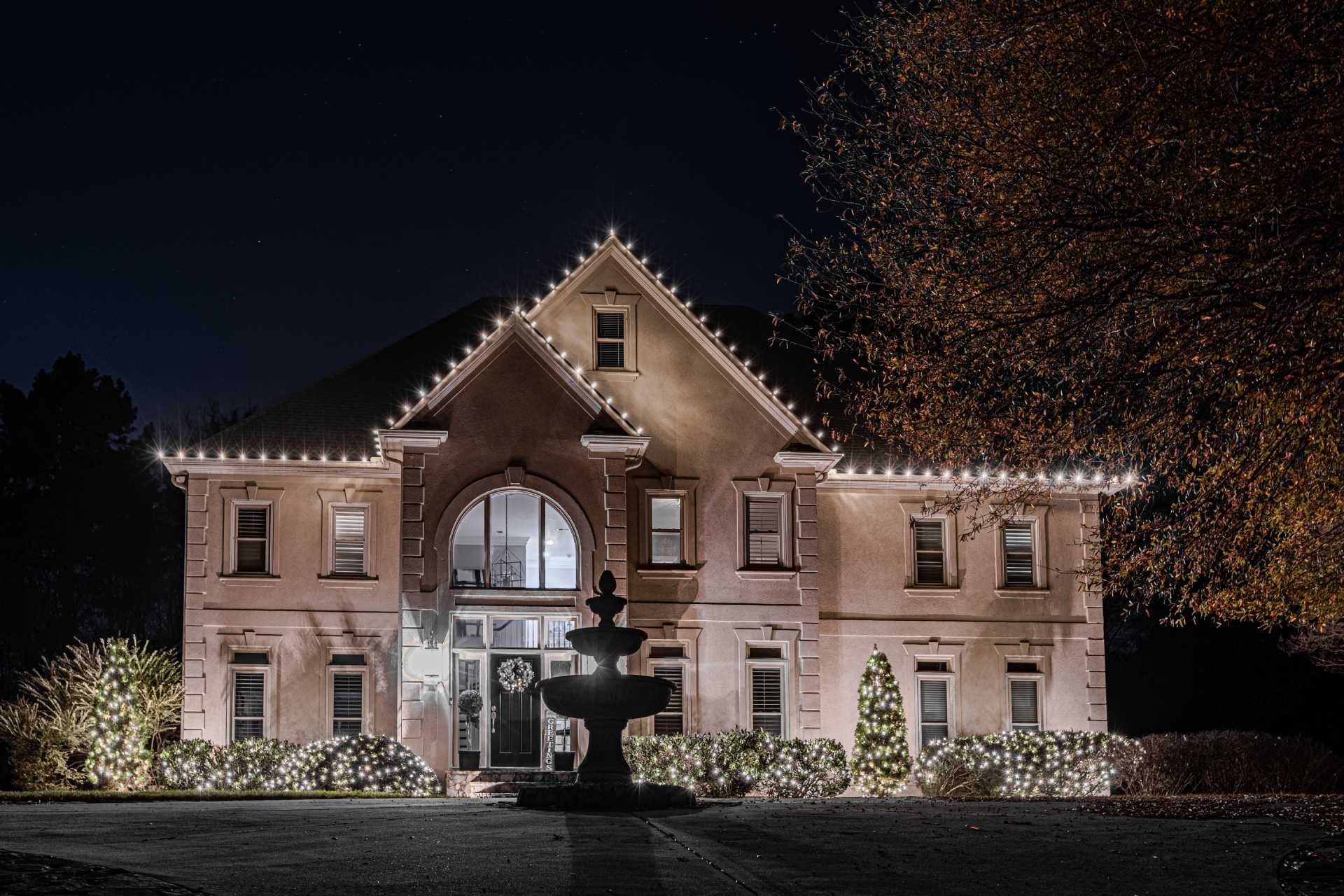 Custom-cut roofline Christmas lights